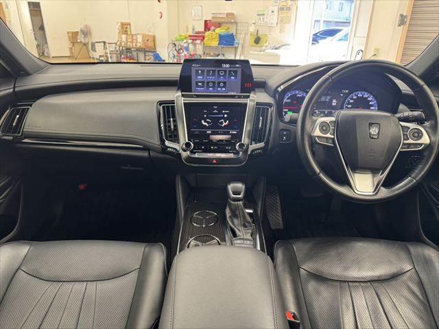 クラウンハイブリッド Ｇ　レーダークルーズコントロール　衝突軽減ブレーキ　フルセグＴＶ　Ｂｌｕｅｔｏｏｔｈ　バックカメラ　シートヒーター　シートエアコン　本革シート　パワーシート　禁煙車　ＬＥＤヘッドライト　スマートキー（3枚目）