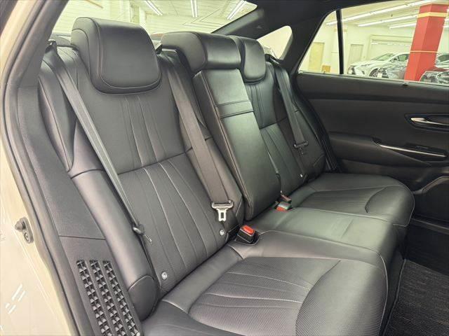 クラウンハイブリッド Ｇ　レーダークルーズコントロール　衝突軽減ブレーキ　フルセグＴＶ　Ｂｌｕｅｔｏｏｔｈ　バックカメラ　シートヒーター　シートエアコン　本革シート　パワーシート　禁煙車　ＬＥＤヘッドライト　スマートキー（11枚目）