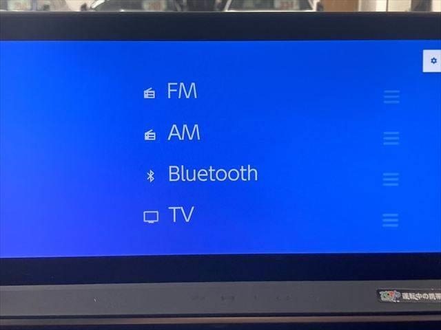 プリウス Ｚ　禁煙車　ガラスルーフ　デジタルインナーミラー　１２．３インチディスプレイオーディオ　全周囲カメラ　レーダークルーズコントロール　Ｂｌｕｅｔｏｏｔｈ　電動リアゲート　シートヒーター　４ＷＤ　寒冷地仕様（5枚目）