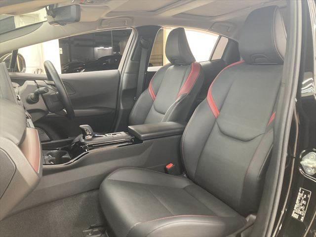 プリウス Ｚ　禁煙車　ガラスルーフ　デジタルインナーミラー　１２．３インチディスプレイオーディオ　全周囲カメラ　レーダークルーズコントロール　Ｂｌｕｅｔｏｏｔｈ　電動リアゲート　シートヒーター　４ＷＤ　寒冷地仕様（34枚目）