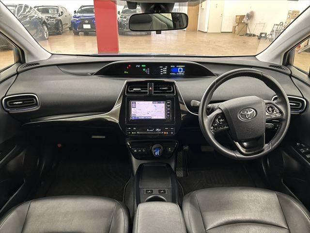 プリウス Ｓツーリングセレクション　純正ＳＤナビ　バックカメラ　Ｂｌｕｅｔｏｏｔｈ対応　シートヒーター　レーダークルーズコントロール　ＬＥＤヘッドライト　ＥＴＣ　衝突軽減ブレーキ　クリアランスソナー　オートハイビーム　スマートキー（3枚目）