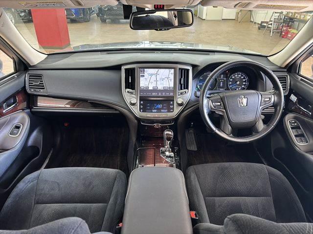 クラウンハイブリッド ロイヤルサルーン　純正ＳＤナビ　バックカメラ　ＬＥＤヘッドライト　ＥＴＣ　パワーシート　Ｂｌｕｅｔｏｏｔｈ対応　シートヒーター　盗難防止装置　スマートキー　電動格納ミラー　クルーズコントロール　フォグランプ（3枚目）