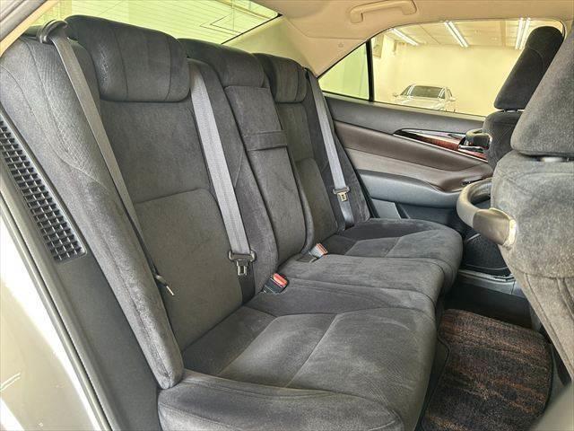 クラウンハイブリッド ロイヤルサルーン　純正ＳＤナビ　バックカメラ　ＬＥＤヘッドライト　ＥＴＣ　パワーシート　Ｂｌｕｅｔｏｏｔｈ対応　シートヒーター　盗難防止装置　スマートキー　電動格納ミラー　クルーズコントロール　フォグランプ（9枚目）