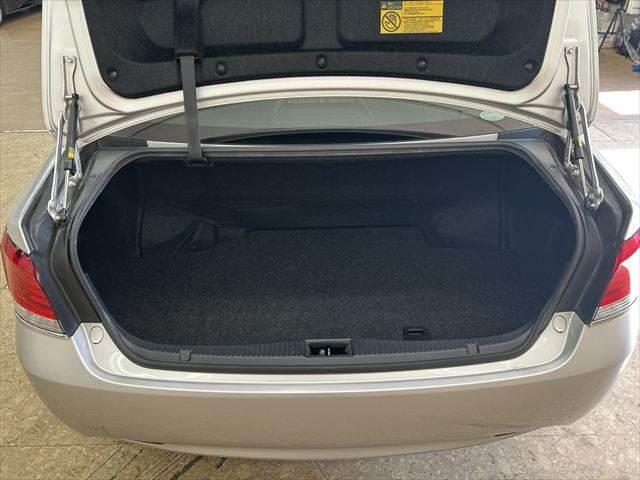 クラウンハイブリッド ロイヤルサルーン　純正ＳＤナビ　バックカメラ　ＬＥＤヘッドライト　ＥＴＣ　パワーシート　Ｂｌｕｅｔｏｏｔｈ対応　シートヒーター　盗難防止装置　スマートキー　電動格納ミラー　クルーズコントロール　フォグランプ（10枚目）