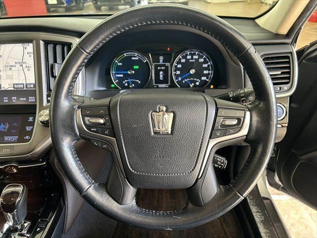 クラウンハイブリッド ロイヤルサルーン　純正ＳＤナビ　バックカメラ　ＬＥＤヘッドライト　ＥＴＣ　パワーシート　Ｂｌｕｅｔｏｏｔｈ対応　シートヒーター　盗難防止装置　スマートキー　電動格納ミラー　クルーズコントロール　フォグランプ（11枚目）