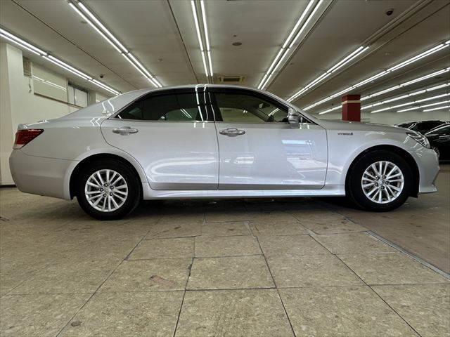 クラウンハイブリッド ロイヤルサルーン　純正ＳＤナビ　バックカメラ　ＬＥＤヘッドライト　ＥＴＣ　パワーシート　Ｂｌｕｅｔｏｏｔｈ対応　シートヒーター　盗難防止装置　スマートキー　電動格納ミラー　クルーズコントロール　フォグランプ（17枚目）