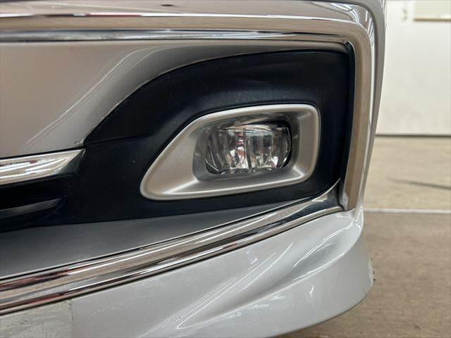 クラウンハイブリッド ロイヤルサルーン　純正ＳＤナビ　バックカメラ　ＬＥＤヘッドライト　ＥＴＣ　パワーシート　Ｂｌｕｅｔｏｏｔｈ対応　シートヒーター　盗難防止装置　スマートキー　電動格納ミラー　クルーズコントロール　フォグランプ（23枚目）