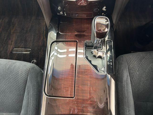 クラウンハイブリッド ロイヤルサルーン　純正ＳＤナビ　バックカメラ　ＬＥＤヘッドライト　ＥＴＣ　パワーシート　Ｂｌｕｅｔｏｏｔｈ対応　シートヒーター　盗難防止装置　スマートキー　電動格納ミラー　クルーズコントロール　フォグランプ（37枚目）