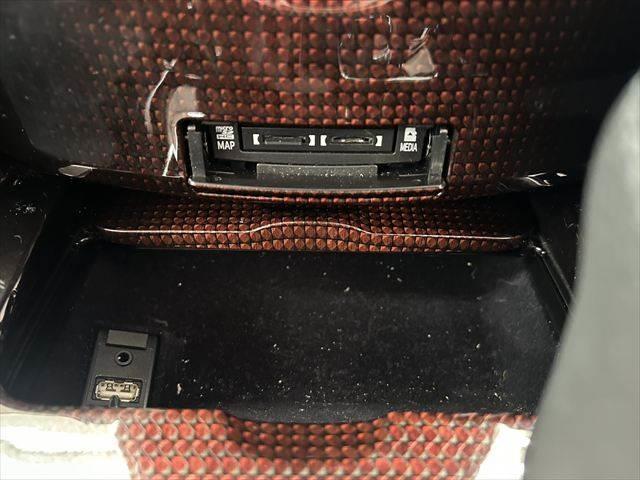 クラウンハイブリッド ロイヤルサルーン　純正ＳＤナビ　バックカメラ　ＬＥＤヘッドライト　ＥＴＣ　パワーシート　Ｂｌｕｅｔｏｏｔｈ対応　シートヒーター　盗難防止装置　スマートキー　電動格納ミラー　クルーズコントロール　フォグランプ（40枚目）