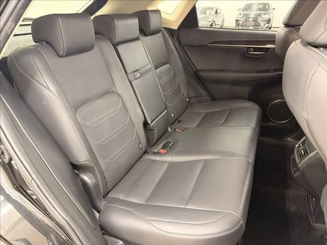 ＮＸ ＮＸ３００ｈ　バージョンＬ　禁煙車　３眼ＬＥＤヘッドライト　パワーバックドア　純正ＳＤナビ　ＵＳＢポート　ブルートゥース　衝突軽減ブレーキ　本革シート　レーダークルーズコントロール　バックカメラ　シートヒーター　シートエアコン（9枚目）