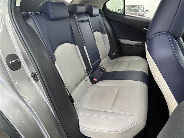 ＵＸ ＵＸ２５０ｈ　バージョンＬ　サンルーフ　本革シート　シートヒーター　シートエアコン　純正１０．３インチナビ　レーダークルーズコントロール　３眼ＬＥＤヘッドライト　衝突軽減ブレーキ　Ｂｌｕｅｔｏｏｔｈ　パワーシート　全周囲カメラ（11枚目）