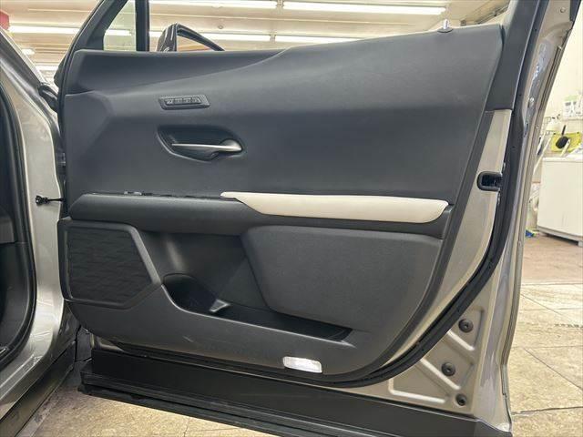 ＵＸ ＵＸ２５０ｈ　バージョンＬ　サンルーフ　本革シート　シートヒーター　シートエアコン　純正１０．３インチナビ　レーダークルーズコントロール　３眼ＬＥＤヘッドライト　衝突軽減ブレーキ　Ｂｌｕｅｔｏｏｔｈ　パワーシート　全周囲カメラ（51枚目）