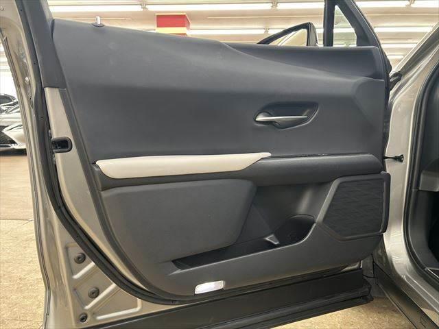 ＵＸ ＵＸ２５０ｈ　バージョンＬ　サンルーフ　本革シート　シートヒーター　シートエアコン　純正１０．３インチナビ　レーダークルーズコントロール　３眼ＬＥＤヘッドライト　衝突軽減ブレーキ　Ｂｌｕｅｔｏｏｔｈ　パワーシート　全周囲カメラ（57枚目）