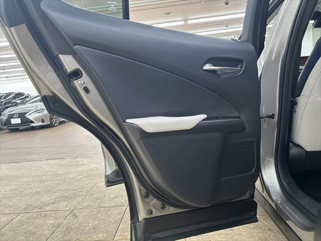 ＵＸ ＵＸ２５０ｈ　バージョンＬ　サンルーフ　本革シート　シートヒーター　シートエアコン　純正１０．３インチナビ　レーダークルーズコントロール　３眼ＬＥＤヘッドライト　衝突軽減ブレーキ　Ｂｌｕｅｔｏｏｔｈ　パワーシート　全周囲カメラ（60枚目）