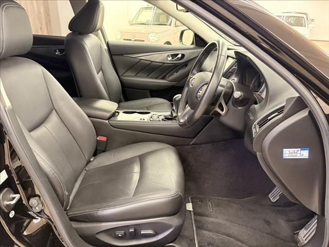 スカイライン ２００ＧＴ－ｔタイプＳＰ　純正ＳＤナビ　レーダークルーズコントロール　全周囲カメラ　フルセグＴＶ　Ｂｌｕｅｔｏｏｔｈ　本革シート　パワーシート　シートヒーター　ＬＥＤヘッドライト　スマートキー　電動格納ミラー（8枚目）