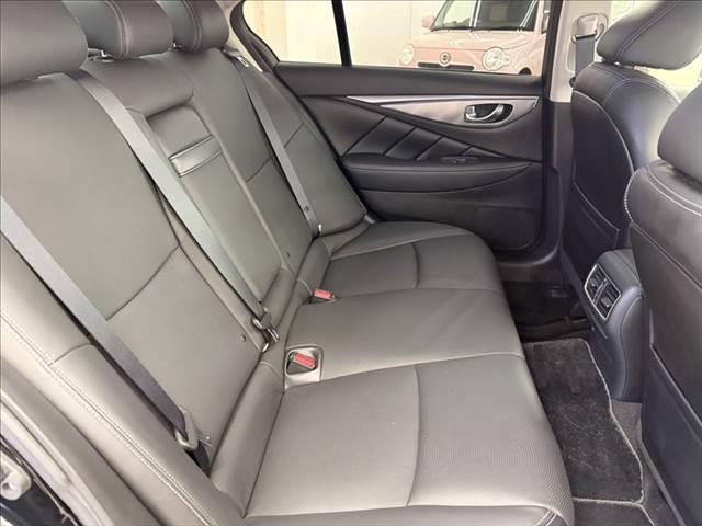 スカイライン ２００ＧＴ－ｔタイプＳＰ　純正ＳＤナビ　レーダークルーズコントロール　全周囲カメラ　フルセグＴＶ　Ｂｌｕｅｔｏｏｔｈ　本革シート　パワーシート　シートヒーター　ＬＥＤヘッドライト　スマートキー　電動格納ミラー（9枚目）