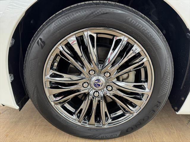 クラウンハイブリッド ロイヤルサルーン 純正HDDナビ レーダークルーズコントロール 衝突軽減ブレーキ 禁煙車 バックカメラ フルセグ パワーシート LEDヘッドライト シートヒーター Bluetooth クリアランスソナー 17インチAW(13枚目)