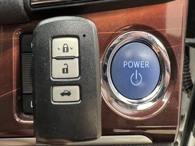 クラウンハイブリッド ロイヤルサルーン 純正HDDナビ レーダークルーズコントロール 衝突軽減ブレーキ 禁煙車 バックカメラ フルセグ パワーシート LEDヘッドライト シートヒーター Bluetooth クリアランスソナー 17インチAW(44枚目)