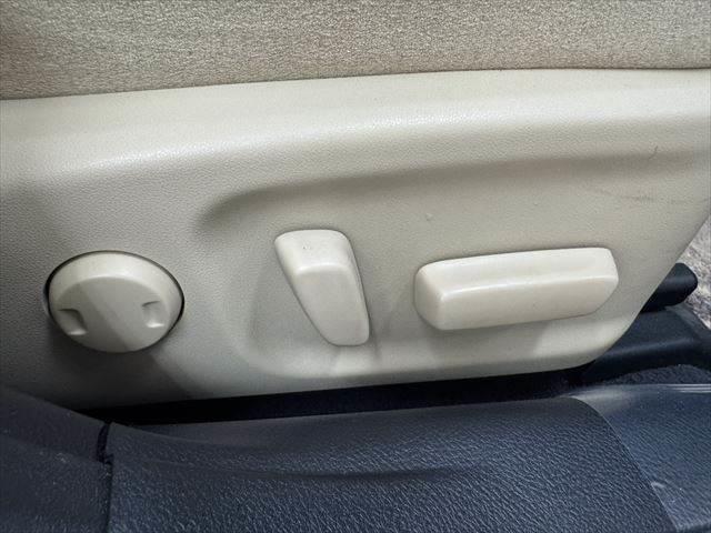 クラウンハイブリッド ロイヤルサルーン 純正HDDナビ レーダークルーズコントロール 衝突軽減ブレーキ 禁煙車 バックカメラ フルセグ パワーシート LEDヘッドライト シートヒーター Bluetooth クリアランスソナー 17インチAW(45枚目)