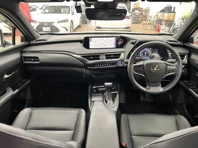 ＵＸ ＵＸ２５０ｈ　バージョンＣ　ステアリングヒーター　衝突軽減ブレーキ　禁煙車　純正１２．３インチナビ　Ｂカメラ　レーダークルーズコントロール　シートヒーター　パワーシート　電動リアゲート　ブラインドスポットモニター　障害物センサー（3枚目）