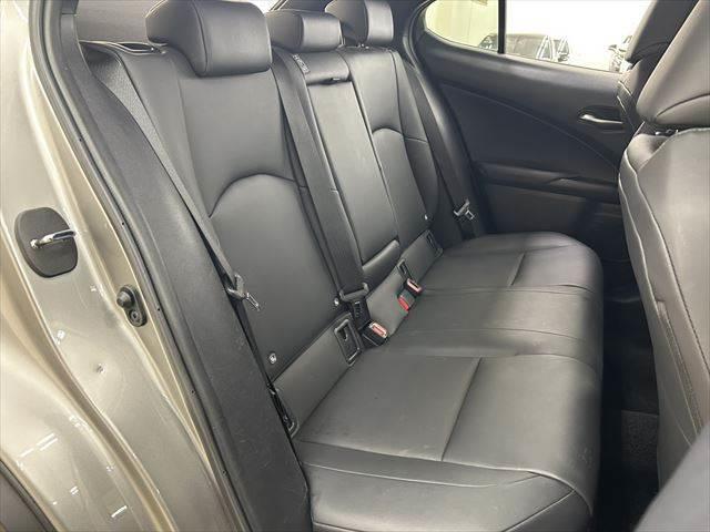 ＵＸ ＵＸ２５０ｈ　バージョンＣ　ステアリングヒーター　衝突軽減ブレーキ　禁煙車　純正１２．３インチナビ　Ｂカメラ　レーダークルーズコントロール　シートヒーター　パワーシート　電動リアゲート　ブラインドスポットモニター　障害物センサー（8枚目）