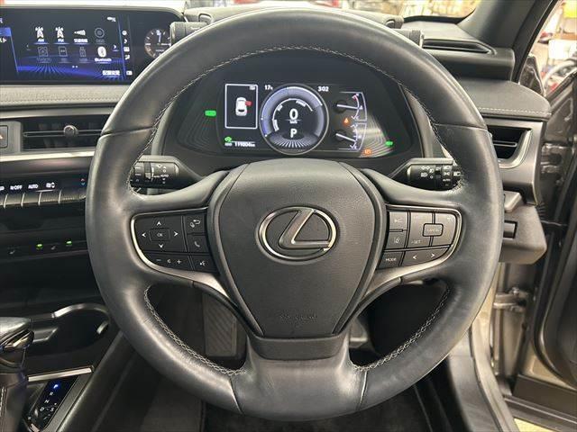 ＵＸ ＵＸ２５０ｈ　バージョンＣ　ステアリングヒーター　衝突軽減ブレーキ　禁煙車　純正１２．３インチナビ　Ｂカメラ　レーダークルーズコントロール　シートヒーター　パワーシート　電動リアゲート　ブラインドスポットモニター　障害物センサー（10枚目）