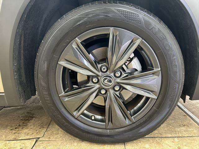 ＵＸ ＵＸ２５０ｈ　バージョンＣ　ステアリングヒーター　衝突軽減ブレーキ　禁煙車　純正１２．３インチナビ　Ｂカメラ　レーダークルーズコントロール　シートヒーター　パワーシート　電動リアゲート　ブラインドスポットモニター　障害物センサー（13枚目）