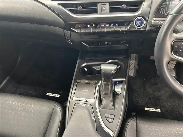ＵＸ ＵＸ２５０ｈ　バージョンＣ　ステアリングヒーター　衝突軽減ブレーキ　禁煙車　純正１２．３インチナビ　Ｂカメラ　レーダークルーズコントロール　シートヒーター　パワーシート　電動リアゲート　ブラインドスポットモニター　障害物センサー（36枚目）