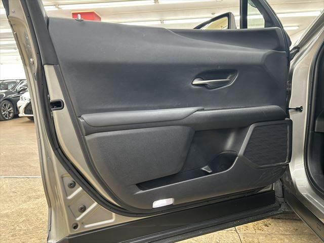 ＵＸ ＵＸ２５０ｈ　バージョンＣ　ステアリングヒーター　衝突軽減ブレーキ　禁煙車　純正１２．３インチナビ　Ｂカメラ　レーダークルーズコントロール　シートヒーター　パワーシート　電動リアゲート　ブラインドスポットモニター　障害物センサー（53枚目）