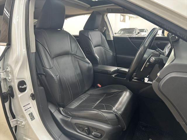 ＥＳ ＥＳ３００ｈ　バージョンＬ　禁煙車　サンルーフ　デジタルインナーミラー　マークレビンソンオーディオ　全方位カメラ　本革シート　ステアリングヒーター　ヘッドアップディスプレイ　バックフォグランプ　三眼ＬＥＤヘッドライト　フルセグ（8枚目）