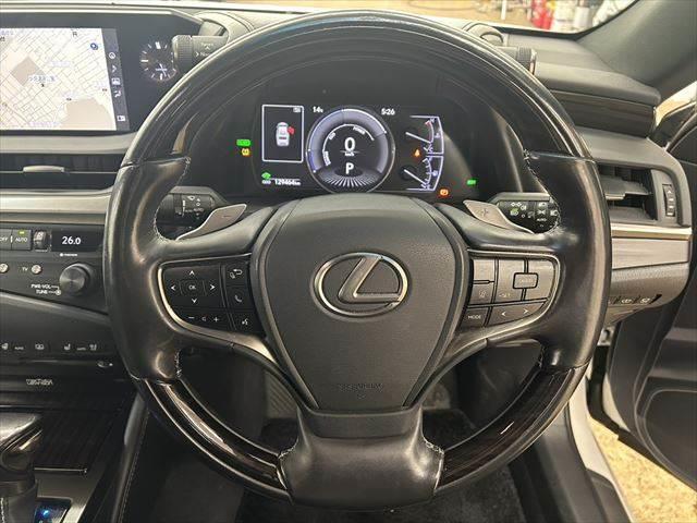 ＥＳ ＥＳ３００ｈ　バージョンＬ　禁煙車　サンルーフ　デジタルインナーミラー　マークレビンソンオーディオ　全方位カメラ　本革シート　ステアリングヒーター　ヘッドアップディスプレイ　バックフォグランプ　三眼ＬＥＤヘッドライト　フルセグ（11枚目）