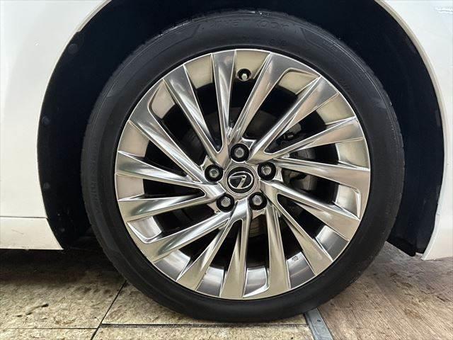 ＥＳ ＥＳ３００ｈ　バージョンＬ　禁煙車　サンルーフ　デジタルインナーミラー　マークレビンソンオーディオ　全方位カメラ　本革シート　ステアリングヒーター　ヘッドアップディスプレイ　バックフォグランプ　三眼ＬＥＤヘッドライト　フルセグ（13枚目）