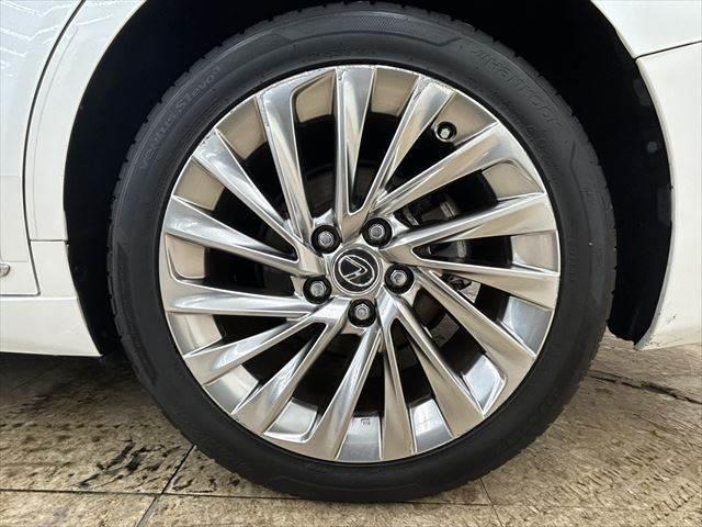 ＥＳ ＥＳ３００ｈ　バージョンＬ　禁煙車　サンルーフ　デジタルインナーミラー　マークレビンソンオーディオ　全方位カメラ　本革シート　ステアリングヒーター　ヘッドアップディスプレイ　バックフォグランプ　三眼ＬＥＤヘッドライト　フルセグ（25枚目）