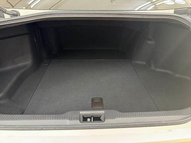 クラウンハイブリッド ＲＳアドバンス　禁煙車　本革シート　純正ＳＤナビ　レーダークルーズコントロール　ヘッドアップディスプレイ　ブラインドスポットモニター　ＬＥＤヘッドライト　シートエアコン　シートヒーター　バックカメラ　ＥＴＣ２．０（12枚目）