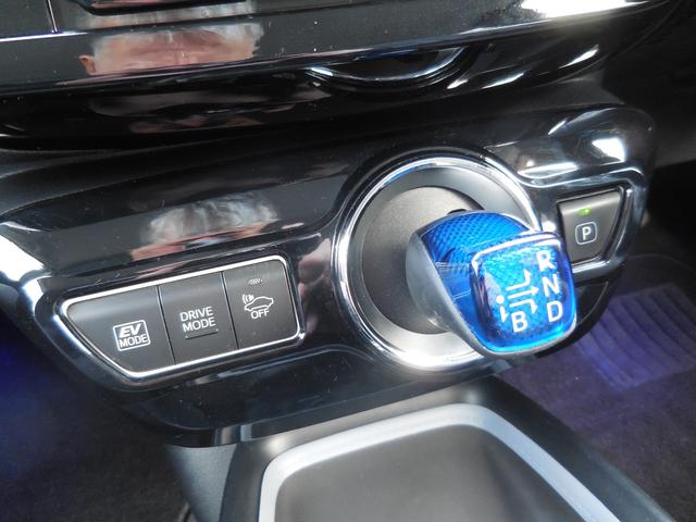 プリウス Ｓセーフティプラス　衝突軽減　車線逸脱　クルーズコントロール　ＬＥＤ　オートハイビーム　１７ｉｎＡＷ　９ｉｎＳＤナビＴＶ　ＤＶＤ　ＢＴ　バックカメラ　パーキングアシスト　ヘッドアップディスプレイ　２．０ＥＴＣ　ドラレコ（14枚目）