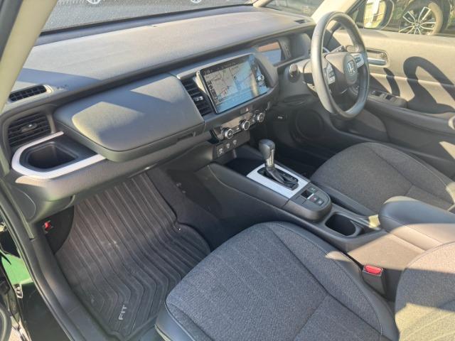 フィット ｅ：ＨＥＶホーム　当社代車　スマートキー　バックカメラ（3枚目）
