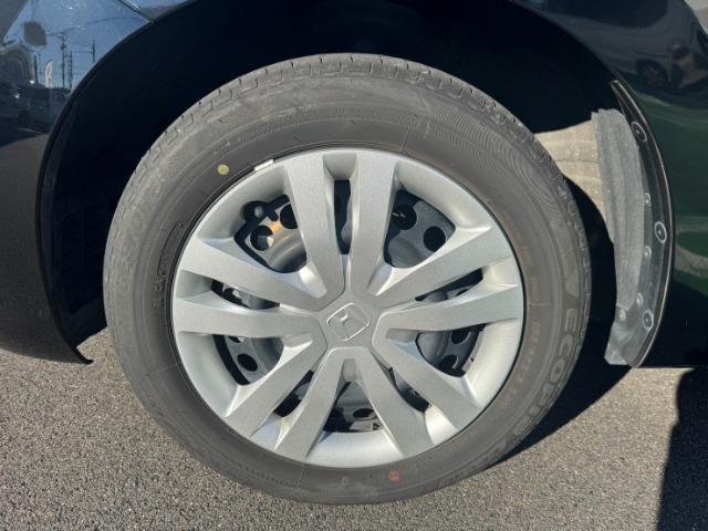 フィット ｅ：ＨＥＶホーム　当社代車　スマートキー　バックカメラ（13枚目）