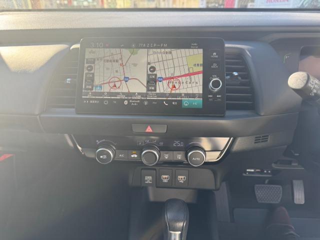 フィット ｅ：ＨＥＶホーム　当社代車　スマートキー　バックカメラ（21枚目）