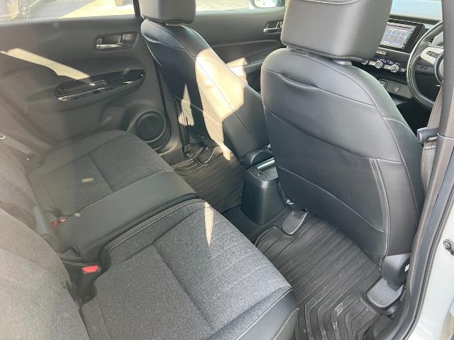 フィット ｅ：ＨＥＶホーム　純正ナビ　リアカメラ　２トーンカラー（18枚目）