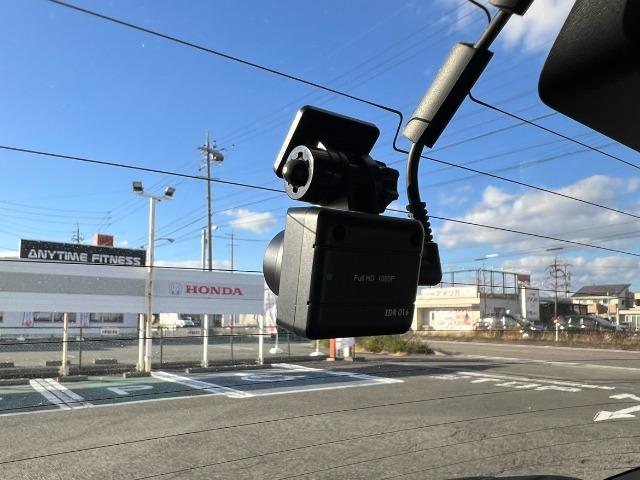 フィット ｅ：ＨＥＶホーム　純正ナビ　リアカメラ　２トーンカラー（28枚目）