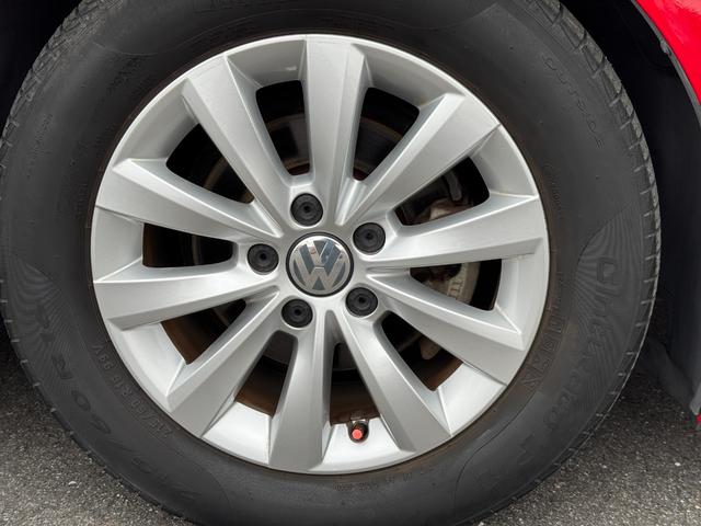ザ・ビートル デザイン　禁煙車　純正ナビＴＶ　クリアランスソナー　ＥＴＣ　Ｂｌｕｅｔｏｏｔｈ接続　ＣＤ　ＤＶＤ再生　ＵＳＢ接続　ミュージックサーバー　オートクルーズコントロール　キーレスエントリー　１６インチアルミホイール　盗難防止システム　ＨＩＤヘッドライト　電格ミラー（26枚目）