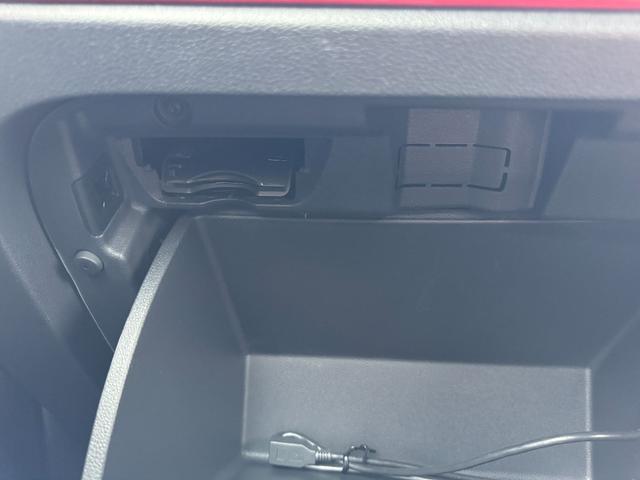 ザ・ビートル デザイン　禁煙車　純正ナビＴＶ　クリアランスソナー　ＥＴＣ　Ｂｌｕｅｔｏｏｔｈ接続　ＣＤ　ＤＶＤ再生　ＵＳＢ接続　ミュージックサーバー　オートクルーズコントロール　キーレスエントリー　１６インチアルミホイール　盗難防止システム　ＨＩＤヘッドライト　電格ミラー（42枚目）
