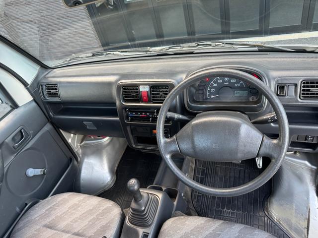 キャリイトラック ＫＣエアコン・パワステ　ワンオーナー車　５ＭＴ　ＥＴＣ　純正ＡＭ／ＦＭ　ヘッドライトレベライザー　荷台ゴムマット　ゲートプロテクター　荷室三方開　エアコン　パワステ　フロアゴムマット（2枚目）