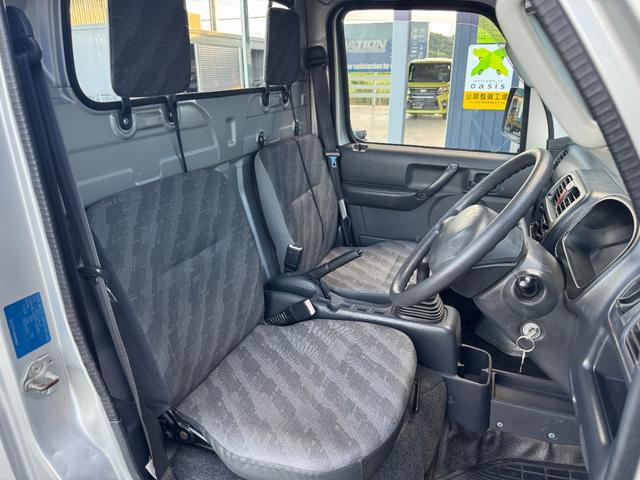 キャリイトラック ＫＣエアコン・パワステ　ワンオーナー車　５ＭＴ　ＥＴＣ　純正ＡＭ／ＦＭ　ヘッドライトレベライザー　荷台ゴムマット　ゲートプロテクター　荷室三方開　エアコン　パワステ　フロアゴムマット（3枚目）