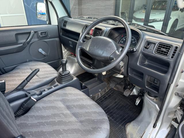 キャリイトラック ＫＣエアコン・パワステ　ワンオーナー車　５ＭＴ　ＥＴＣ　純正ＡＭ／ＦＭ　ヘッドライトレベライザー　荷台ゴムマット　ゲートプロテクター　荷室三方開　エアコン　パワステ　フロアゴムマット（8枚目）