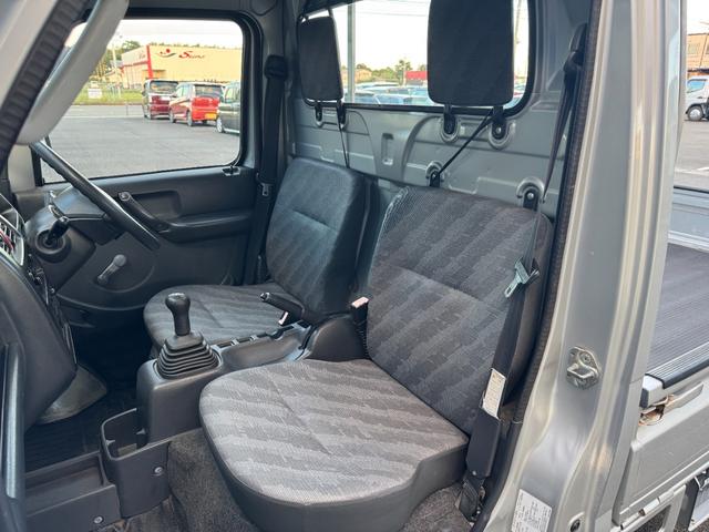 キャリイトラック ＫＣエアコン・パワステ　ワンオーナー車　５ＭＴ　ＥＴＣ　純正ＡＭ／ＦＭ　ヘッドライトレベライザー　荷台ゴムマット　ゲートプロテクター　荷室三方開　エアコン　パワステ　フロアゴムマット（10枚目）