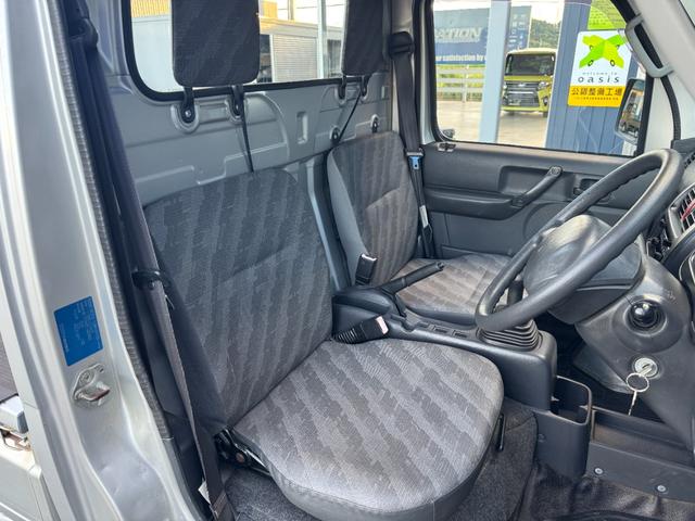 キャリイトラック ＫＣエアコン・パワステ　ワンオーナー車　５ＭＴ　ＥＴＣ　純正ＡＭ／ＦＭ　ヘッドライトレベライザー　荷台ゴムマット　ゲートプロテクター　荷室三方開　エアコン　パワステ　フロアゴムマット（11枚目）