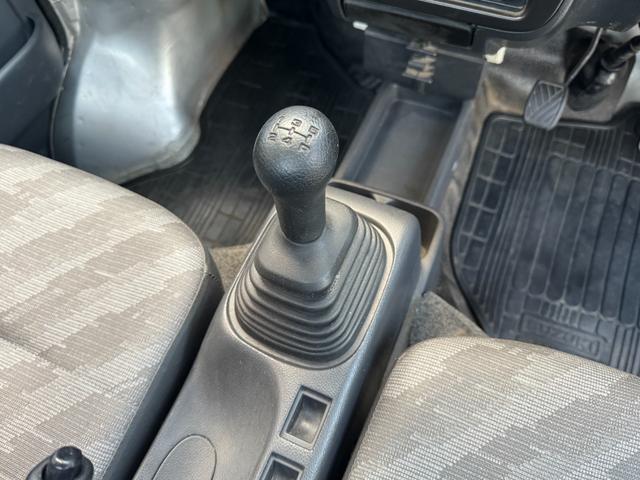 キャリイトラック ＫＣエアコン・パワステ　ワンオーナー車　５ＭＴ　ＥＴＣ　純正ＡＭ／ＦＭ　ヘッドライトレベライザー　荷台ゴムマット　ゲートプロテクター　荷室三方開　エアコン　パワステ　フロアゴムマット（12枚目）