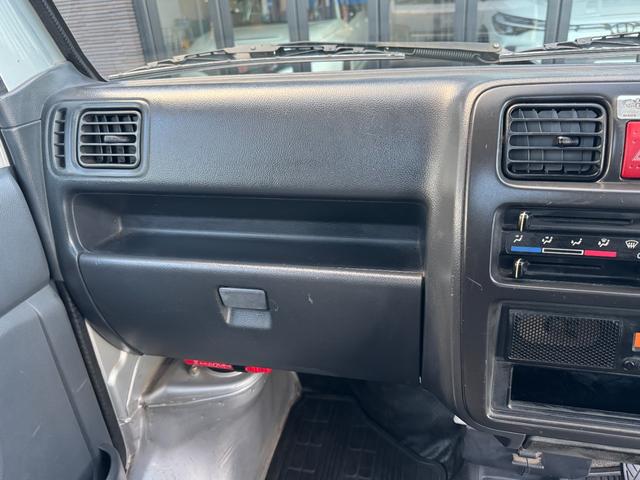 キャリイトラック ＫＣエアコン・パワステ　ワンオーナー車　５ＭＴ　ＥＴＣ　純正ＡＭ／ＦＭ　ヘッドライトレベライザー　荷台ゴムマット　ゲートプロテクター　荷室三方開　エアコン　パワステ　フロアゴムマット（13枚目）