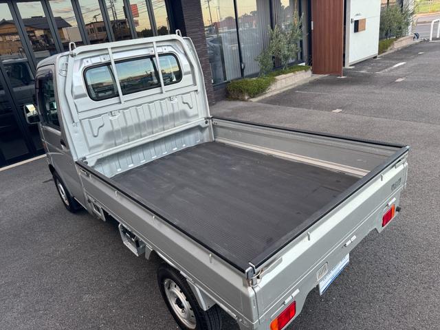 キャリイトラック ＫＣエアコン・パワステ　ワンオーナー車　５ＭＴ　ＥＴＣ　純正ＡＭ／ＦＭ　ヘッドライトレベライザー　荷台ゴムマット　ゲートプロテクター　荷室三方開　エアコン　パワステ　フロアゴムマット（17枚目）